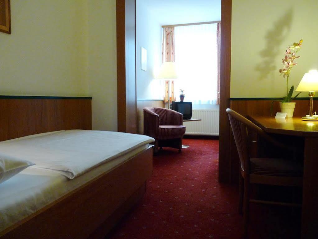Parkhotel Zur Klause Bad Hall Exterior photo