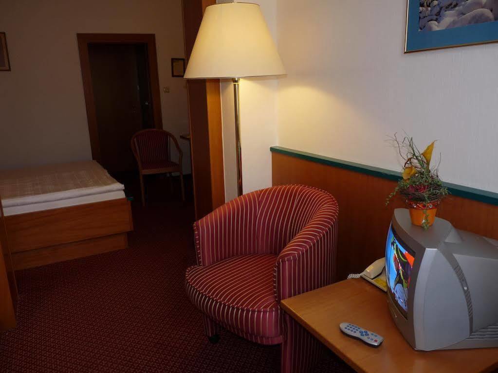 Parkhotel Zur Klause Bad Hall Exterior photo