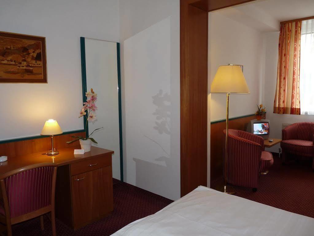 Parkhotel Zur Klause Bad Hall Exterior photo