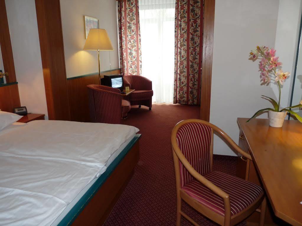 Parkhotel Zur Klause Bad Hall Exterior photo